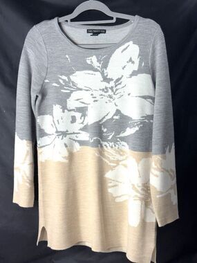 Two Twenty Five Tunic Floral Sweater Sz M